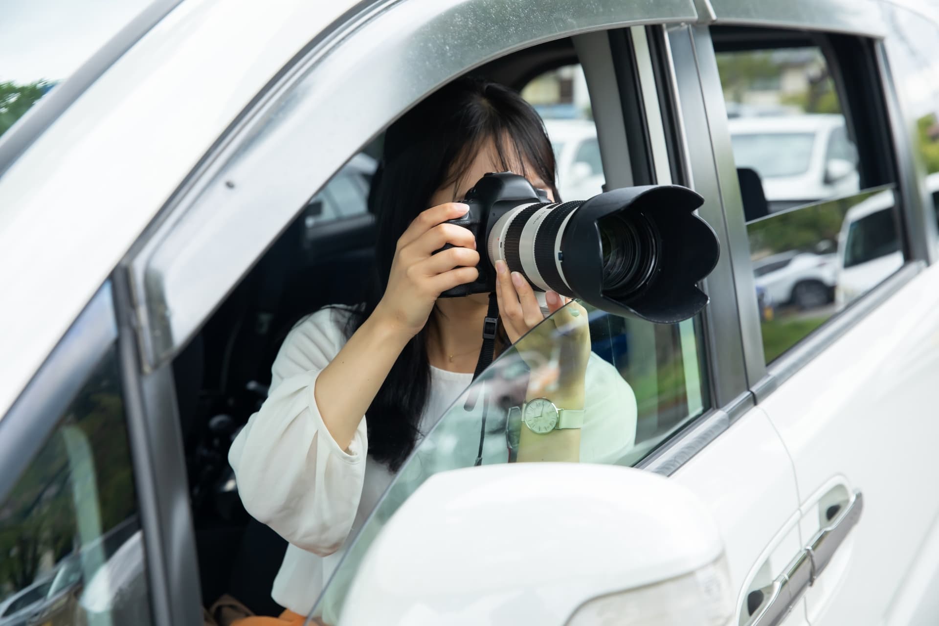 盗撮する女性