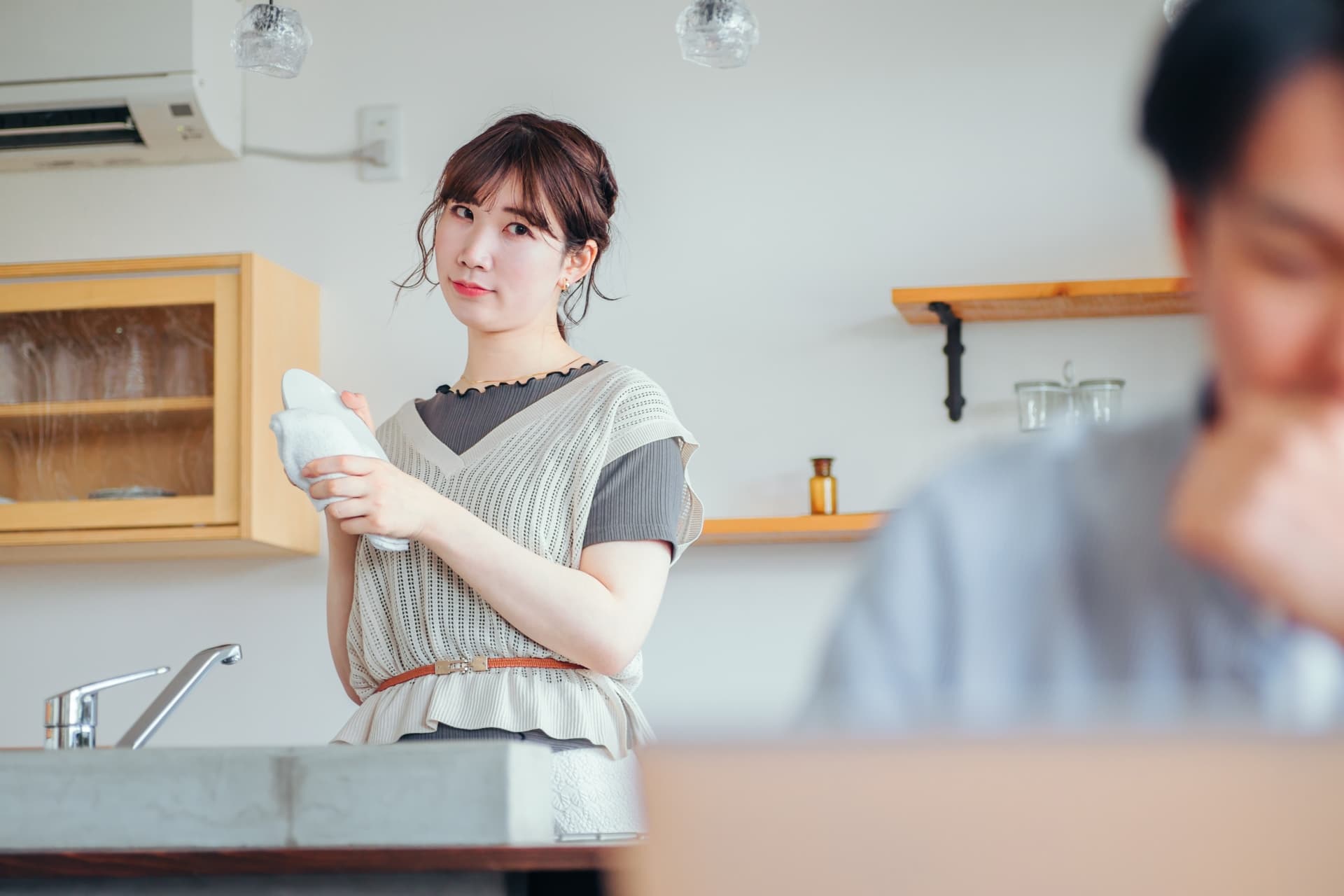 家事をしながら男性を疑う女性